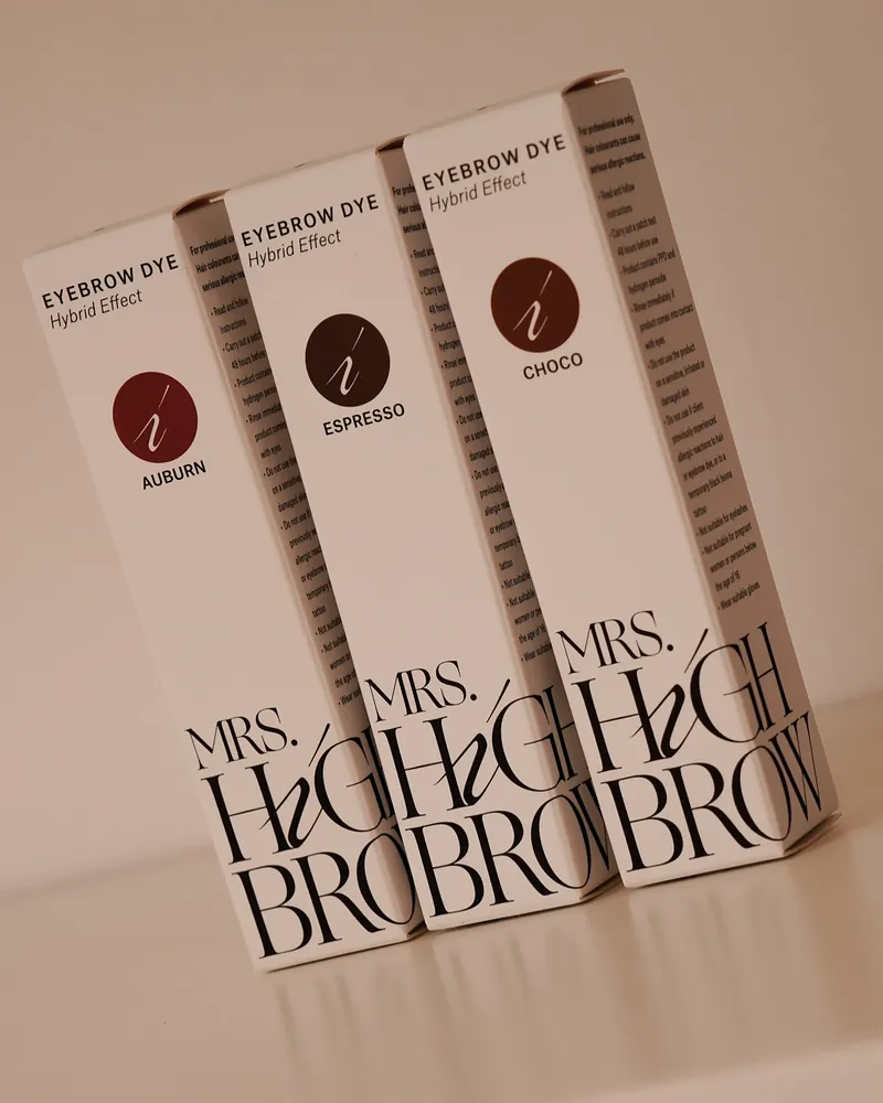 Drie doosjes hybrid eyebrow dye van Mrs. Highbrow: auburn, espresso en choco
