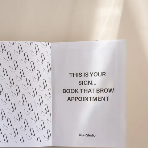 Haar eigen kaartje: This is your sign… book that brow appointment